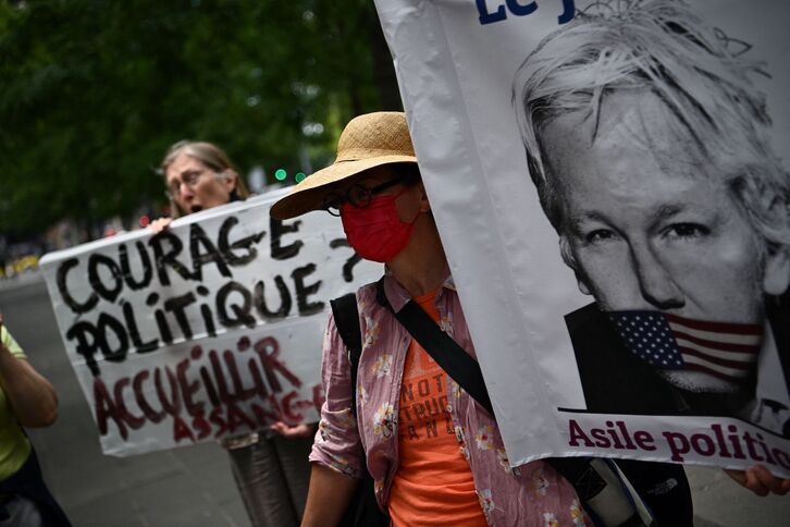 Protesta en París por la libertad de Julian Assange, fundador de Wikileaks.