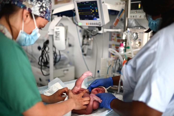 Trabajadoras sanitarias atienden un parto en París.