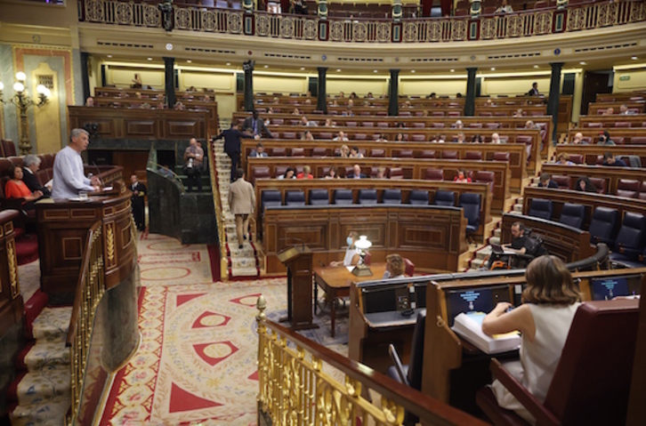 El diputado de EH Bildu Oskar Matute ha exigido control sobre las energéticas y la banca.