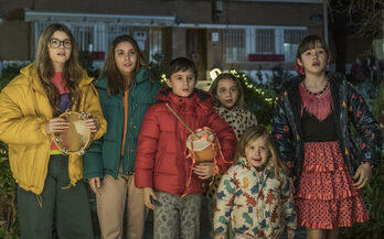 El reparto infantil al completo cantando villancicos navideños.