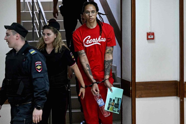 La estrella de la WNBA Brittney Griner, llegando a una audiencia en el Tribunal de Khimki, en las afueras de Moscú, el pasado 7 de julio.