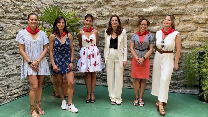 Maider Etxeberria, en el centro sin pañuelo, junto a las cinco txupineras.