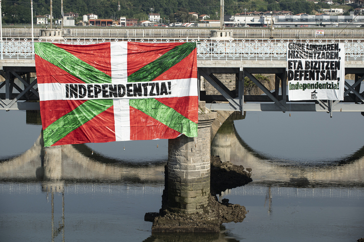 Bi pankarta hauek eskegi dituzte gazteek mugan.