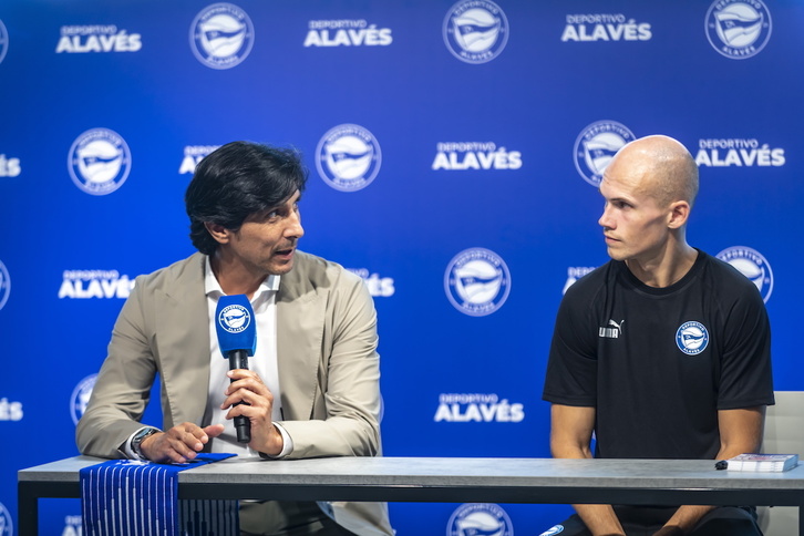 Sergio Fernandez kirol zuzendaria Guridiren agerraldian.