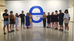 Lorea Bilbao, irabazleekin eta erakusketan parte hartu duten artistekin.