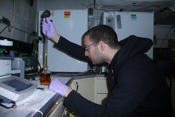 Richard LaBrie a bordo del RV CCGS Hudson realizando experimentos.