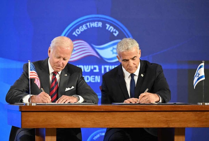 El presidente de EEUU, Joe Biden, y el primer ministro israelí en funciones, Yair Lapid, firman la Declaracion de Jerusalén.