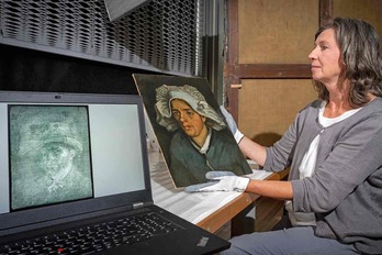 La conservadora Lesley Stevenson muestra la pintura ‘Cabeza de una mujer campesina’ junto a una imagen de rayos X del autorretrato oculto de Van Gogh.
