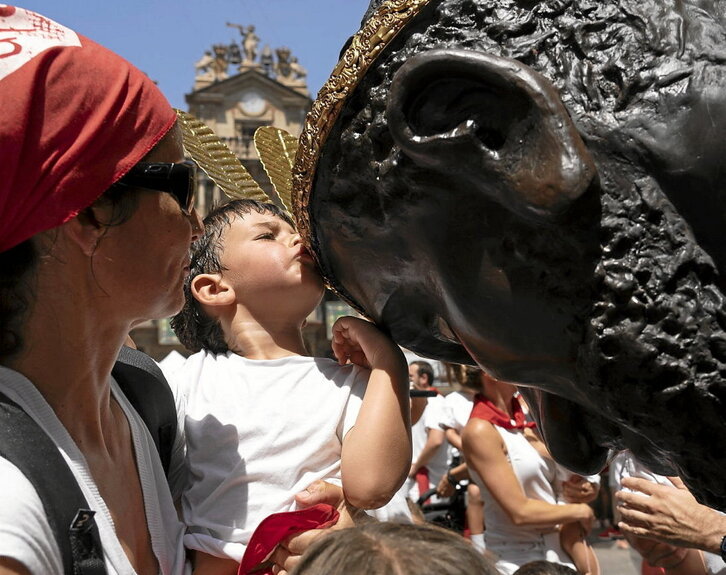 Los más pequeños despidieron con cariño a los gigantes.