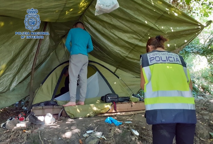 Bilboko portuaren inguruan zeuden hiru kanpadendatan aurkitu zituzten zortzi migratzaileak.