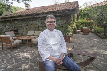 Andoni Luiz Adurizposa en Mugaritz en abril pasado, cuando el restaurante volvió a abrir para su nueva temporada.