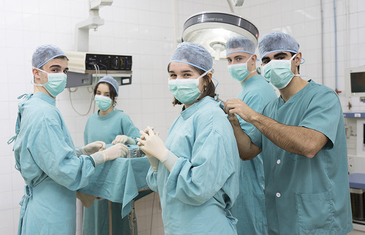 Práctica de simulación quirúrgica en un laboratorio.