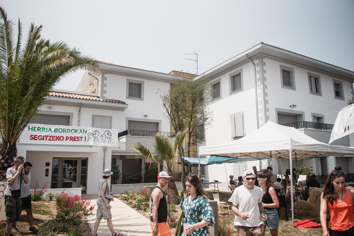 Espekulazioaren aurkako okupazioa egin dute Angelun. 