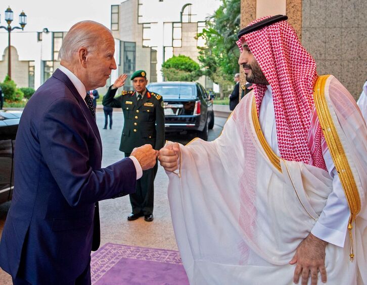 Biden choca el punño con Bin Salman.