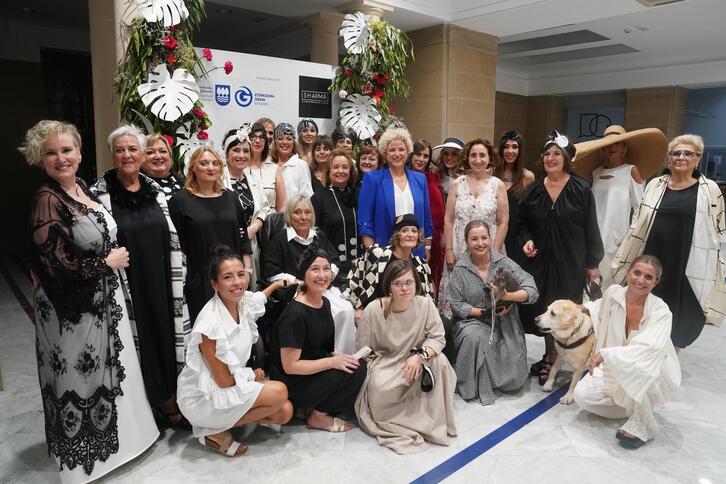 Modelos, organizadoras y colaboradoras del desfile de ‘Querida Yo’ que ha tenido lugar en Donostia este viernes.