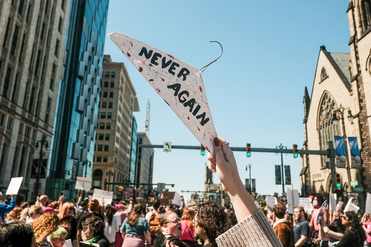 Abortu eskubidearen indargabetzearen aurkako protestak Detroiten (AEB). 