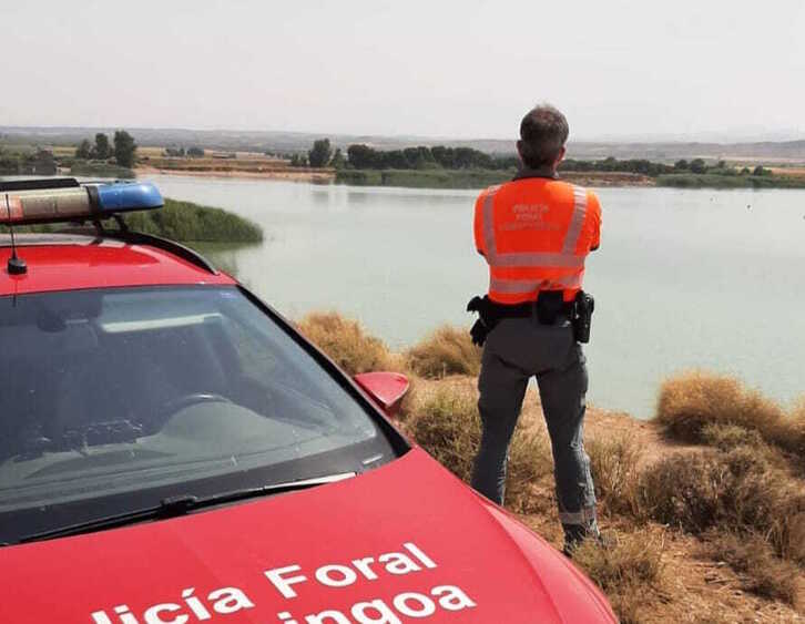 Un agente de la Policía Foral, en el lugar del fatal suceso.
