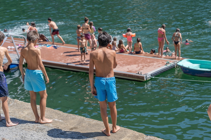 Niños refrescándose en Pasaia.