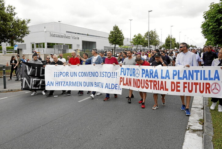 Una de las movilizaciones que la plantilla de Mercedes-Benz Gasteiz ha secundado en las últimas semanas en defensa de un convenio digno.