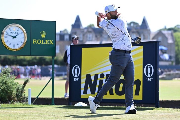 Jon Rahm golpea la bola en la tercera jornada del Open Británico.