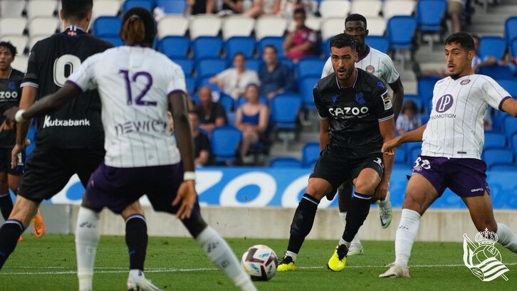 Carlos Fernández espera un pase de Merino en sus primeros minutos tras su grave lesión.