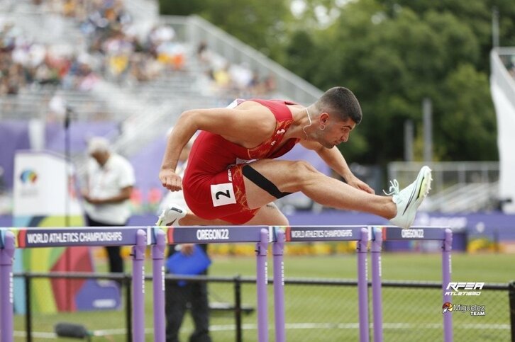 Asier Martínez, en plena carrera de 110 metros vallas.