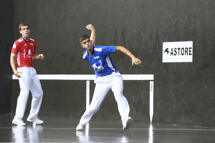 Aimar Morgaetxebarria pilota astintzen bere debut egunean.