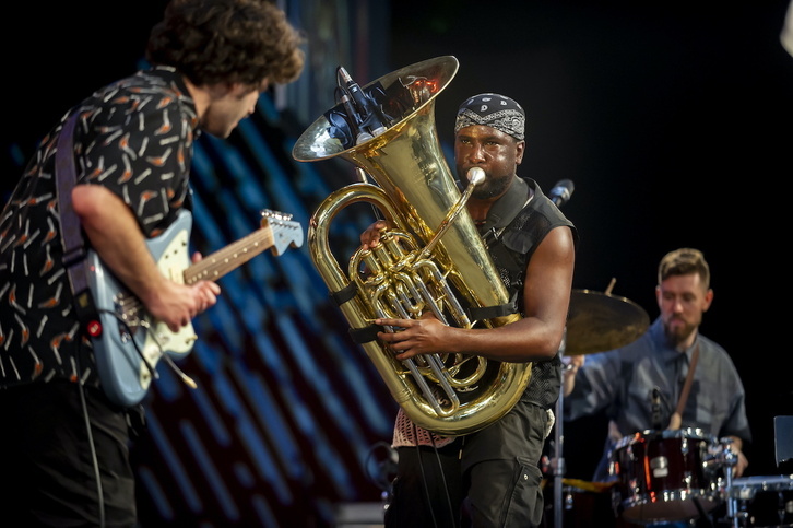 Theon Cross, a cuestas con su tuba. 