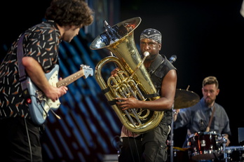 Theon Cross, a cuestas con su tuba. 