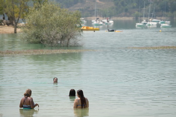 Nafarroa está en alerta por altas temperaturas y riesgo de incendios. En la fotografía, Lizarra.