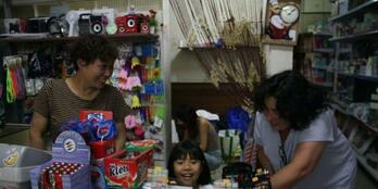 Arantxa Echevarría reparte indicaciones en el rodaje de 'Chinas'.