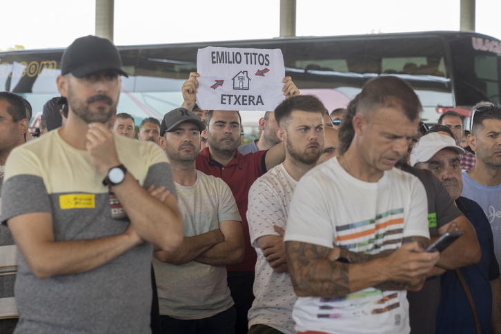 Llamamiento a la huelga y asamblea de trabajadores de Mercedes a convocatoria de ELA, LAB y ESK.