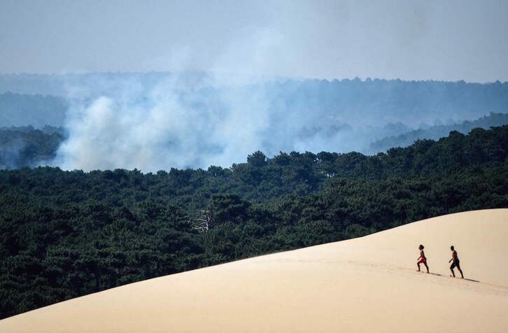 El humo de los incendios, visto desde la famosa duna del Pilat, la más alta de Europa, junto a Arcachon.