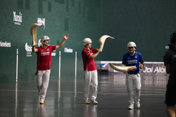 Erkiaga y Zabala se felicitan al término de la final.