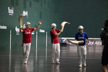 Erkiaga y Zabala se felicitan al término de la final.