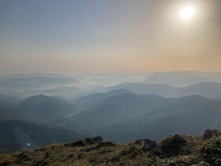 La calima daba un aspecto fantasmagórico a este paisaje matinal desde Aizkorri.