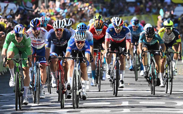 Jasper Philipsen ha superado al sprint en los últimos metros a Van Aert y Pedersen.