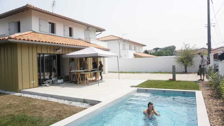 Ostia Kolektiboko kideak, Angelun okupatu dituzten luxuzko etxebizitzetan.