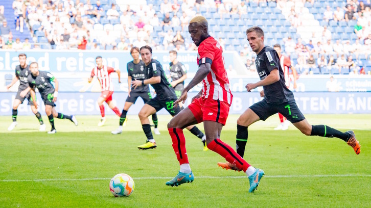 Iñaki Williams conduce el balón en el encuentro ante el Borussia Mönchengladbach.