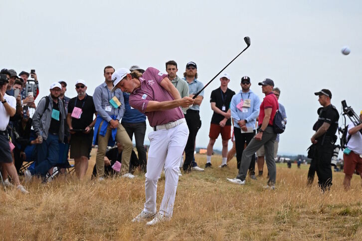 El australiano Cameron Smith, campeón del Open Británico 2022, golpea la bola este domingo.