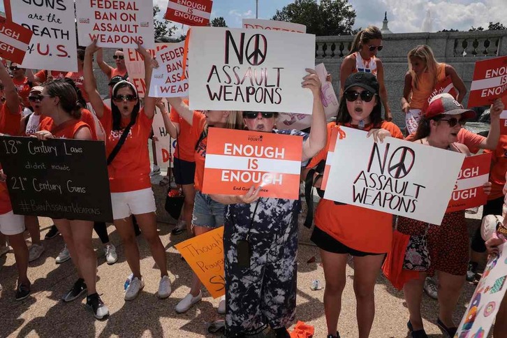 Supervivientes de la matanza de Uvalde y familias de las víctimas demandan control de armas en una protesta en Washington. 