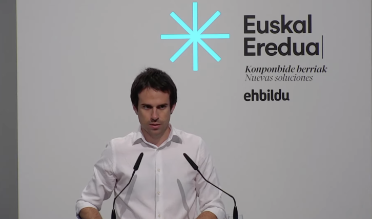 Pello Otxandiano, EH Bilduko programa zuzendaria, gaurko agerraldian.