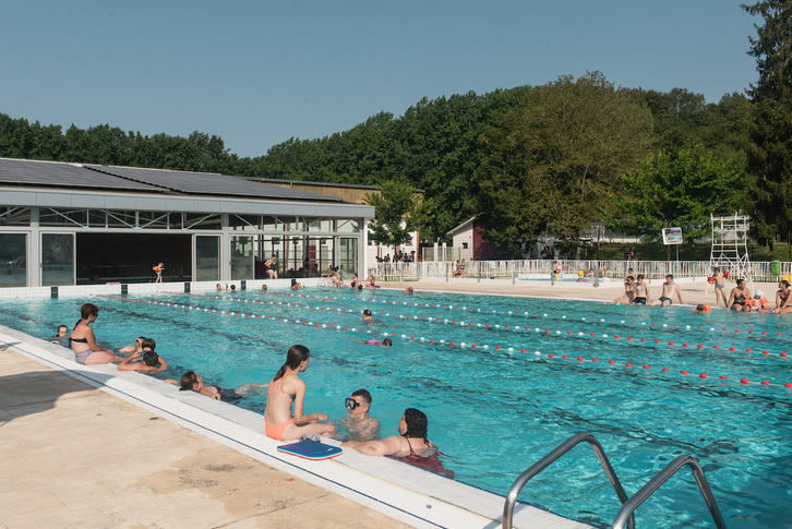 Bañistas en una piscina en Maule, donde el mercurio alcanzará hoy los 41 grados.