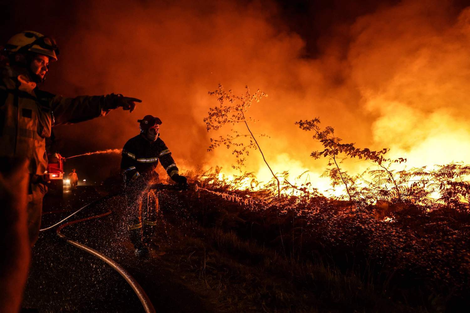 Un grupo de bomberos quema una parcela para evitar que el incendio forestal se propague debido al cambio de viento cerca de Louchats, en la Gironda. (Thibaud MORITZ | AFP)