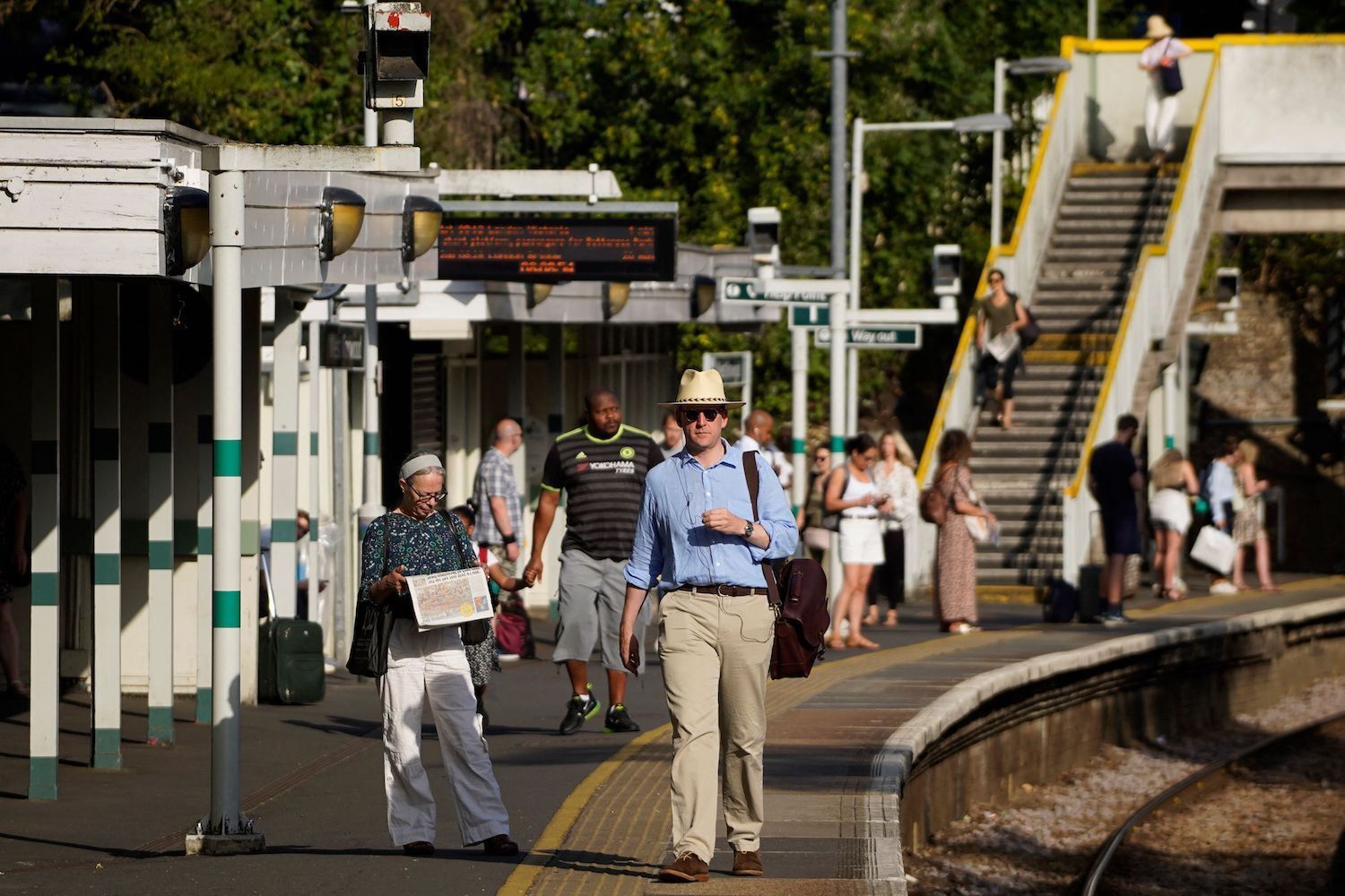 Viajeros esperando el tren en la estación de West Norwood, en el sur de Londres, este 18 de julio. (Niklas HALLE'N | AFP)