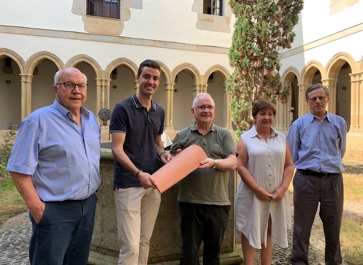 Teila eskuan dutela Bermeoko alkate Aritz Abaroa (ezkerrean) eta Josean Egiguren aita frantziskotarra (eskuinean).