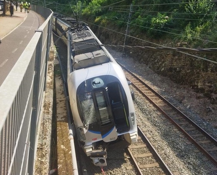 Imagen de la unidad de Euskotren descarrilada en Amara.
