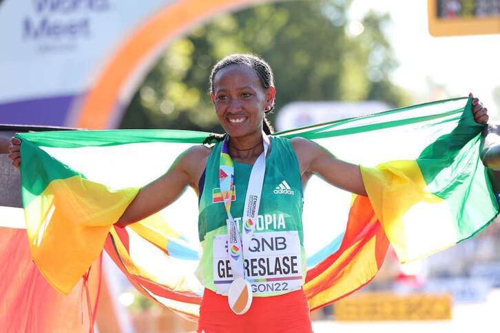 Gotytom Gebreslase posa feliz tras proclamarse campeona del mundo de maratón.