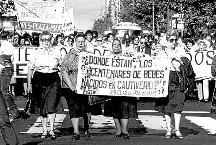 Chela Fontana, Raquel Radio de Marizcurrena, Clara Jurado eta Eva Castillo Barrios amonak, Maiatzeko Plazako Amekin batera, 1982ko protesta batean. (Wikipedia - Maiatzeko Plazako Amonak)