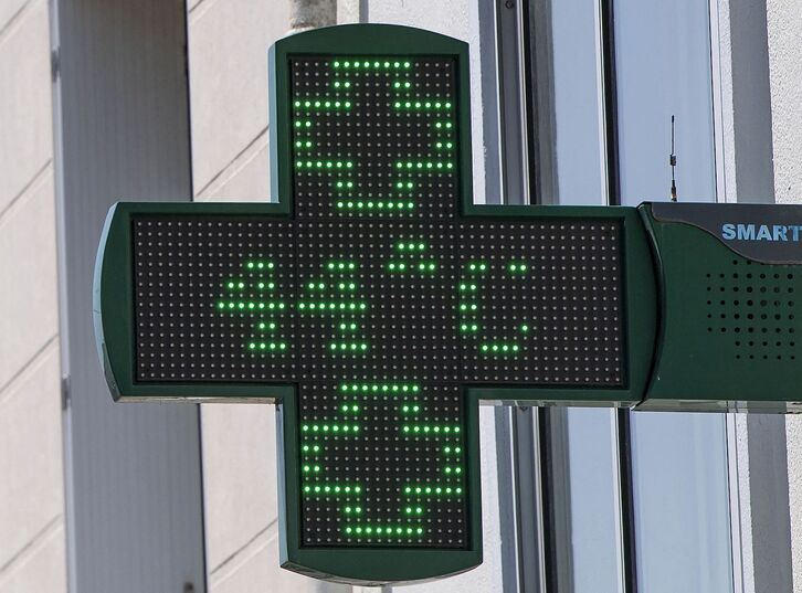 Un indicador de una farmacia de la ciudad bretona de Brest marca 44 grados este lunes, aunque la máxima oficial ha sido de 39,3.